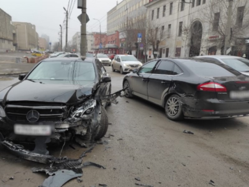 Mercedes и Ford Mondeo столкнулись в Волгограде 