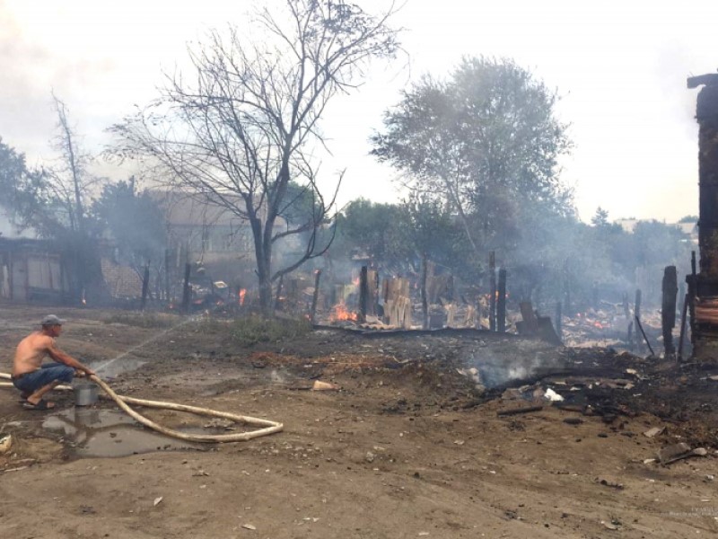 Из-за забытой в коптильне рыбы сгорели три двора под Волгоградом