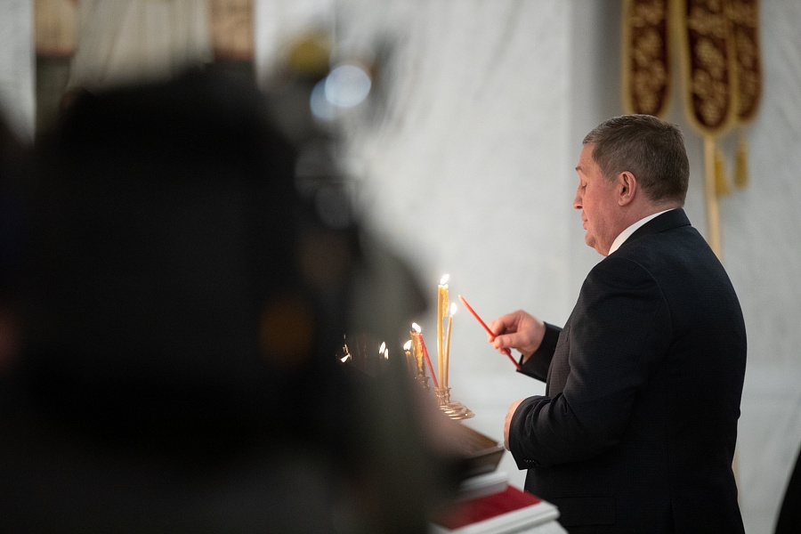 Волгоградский губернатор повёл ночь в храме