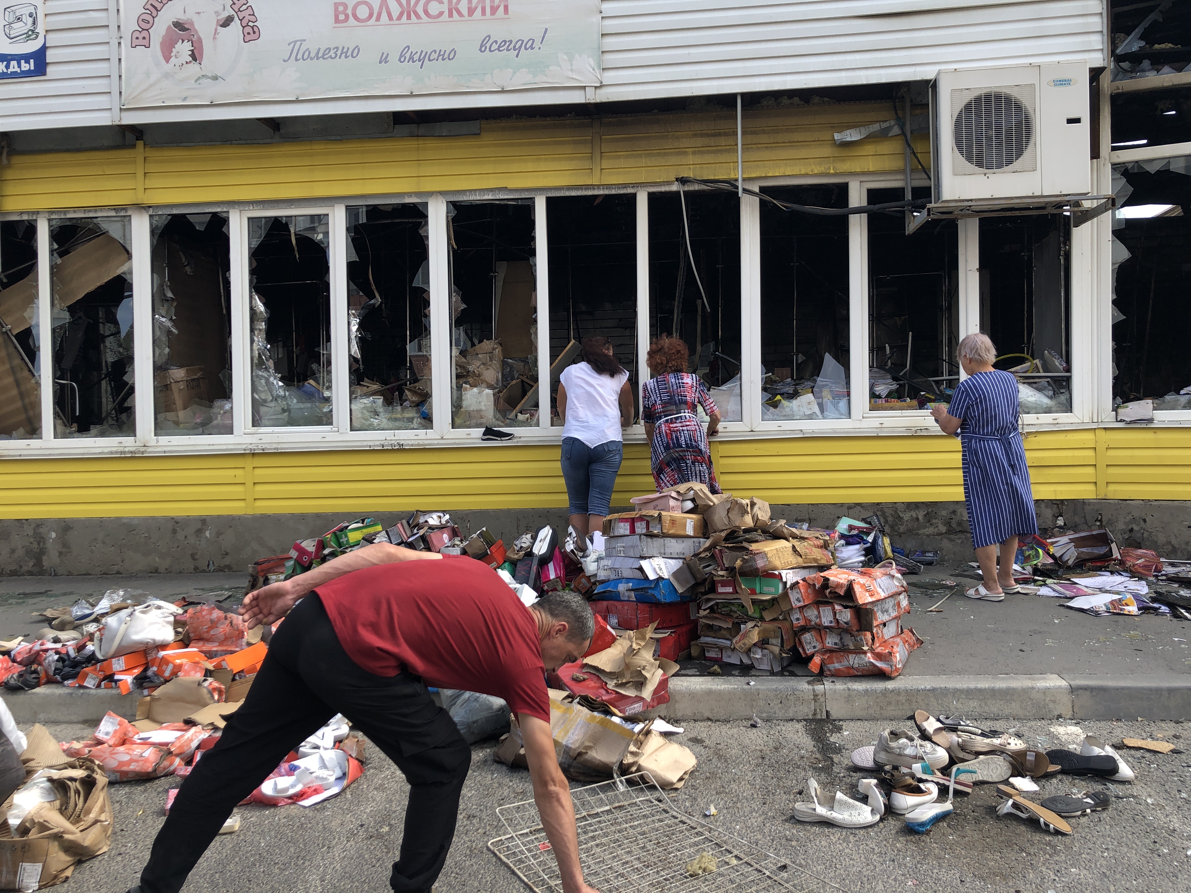 Огонь, пылающий на рынке «Людмила» в Волжском, уничтожил квартиру школьной учительницы