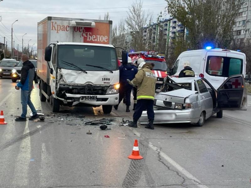 Есть пострадавшие: водитель «десятки» въехал в грузовик «Красное&Белое» в Волжском 