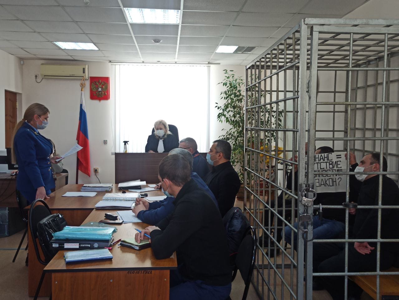 30 лет колонии просит прокуратура у суда для семьи Мелконянов, которые убили волгоградца из-за ссоры в родительском чате