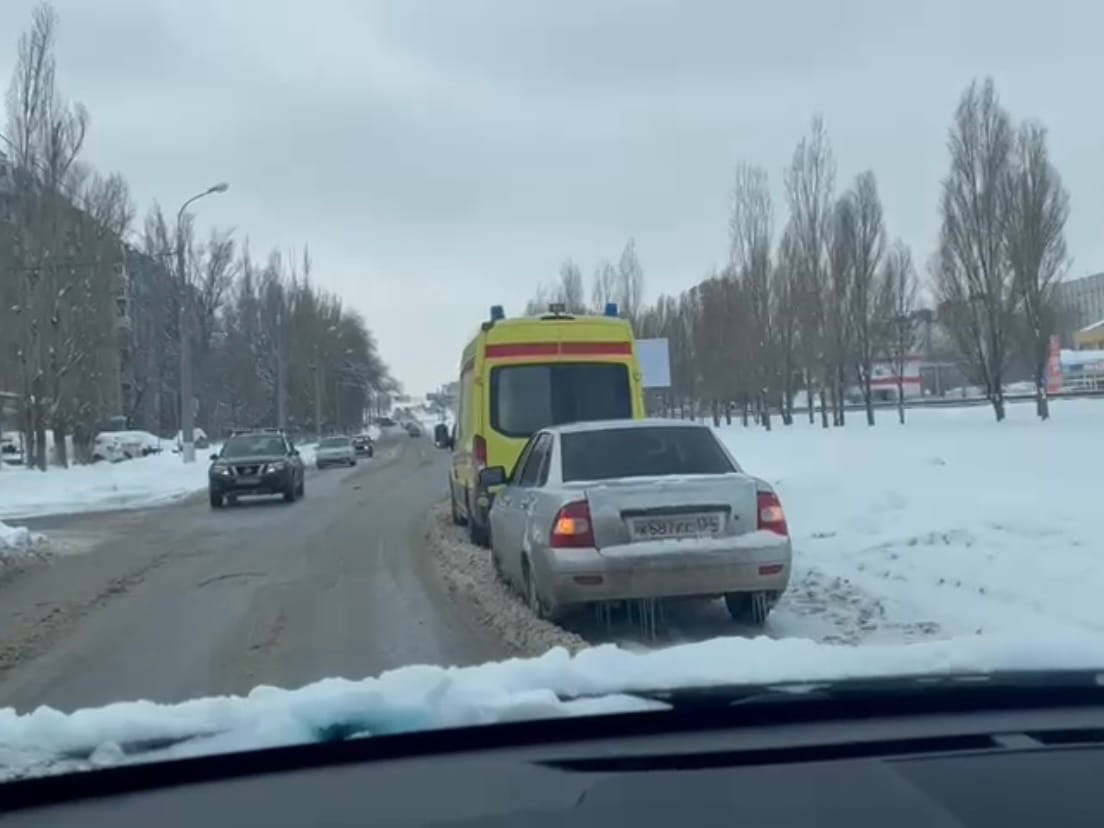«Скорая» попала в ДТП на заснеженной дороге в Волгограде
