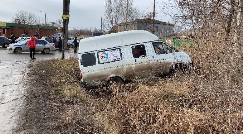 В Волгограде полная маршрутка людей столкнулась с легковым автомобилем и улетела в кювет 