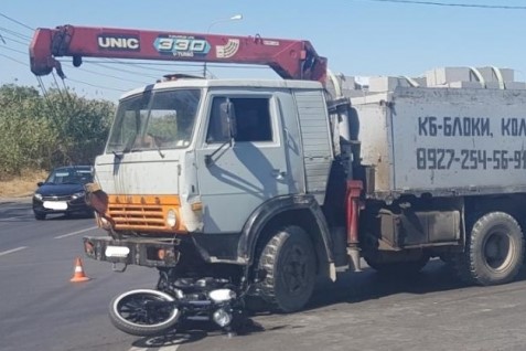 Мотоциклист попал под КамАЗ в Волгограде