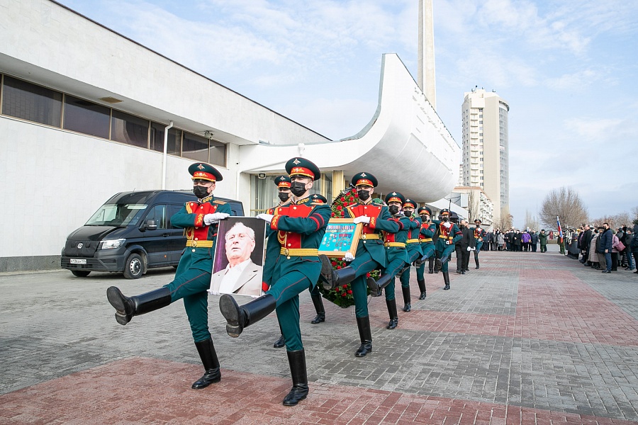 Спасибо вам, Максим Матвеевич, за все, что вы сделали для России и Волгоградской области: в последний путь проводили Загорулько
