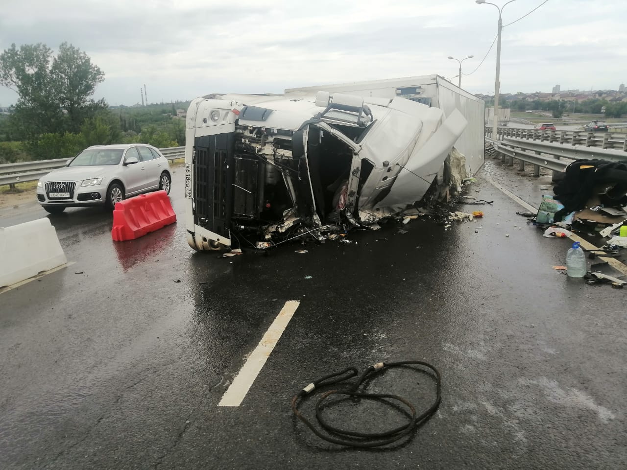 Фура из Дагестана перевернулась на трассе в Волгограде