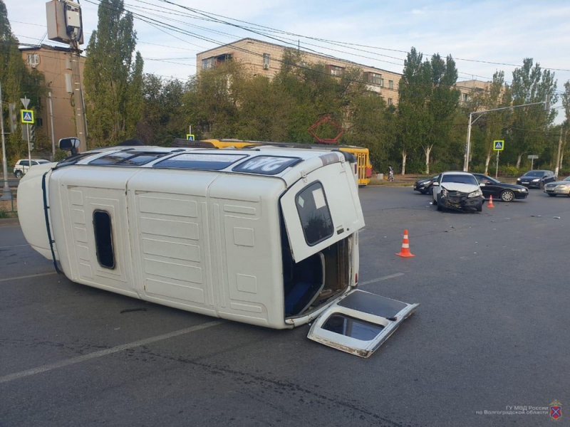 Lada протаранила маршрутку в Волжском: пострадали две женщины