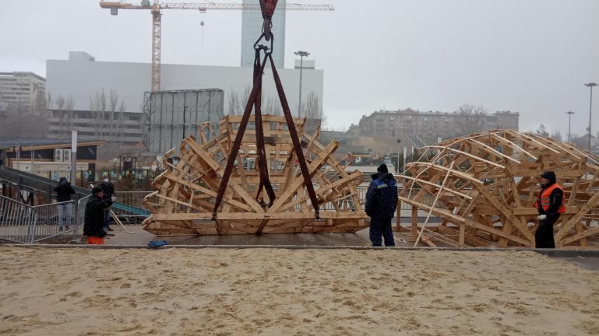 В Волгограде начали собирать 12-ти метровое чучело Масленицы