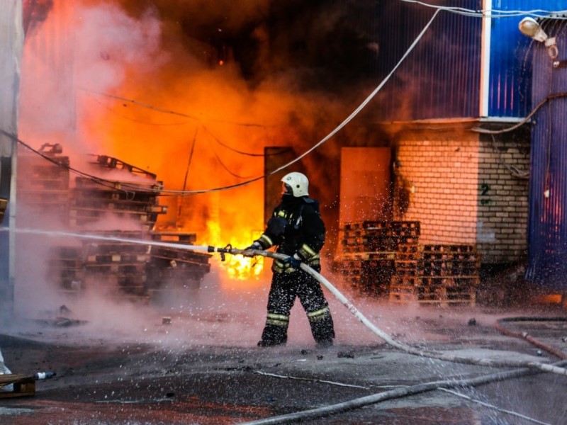 Мужчина пострадал при пожаре в многоэтажке в Волжском