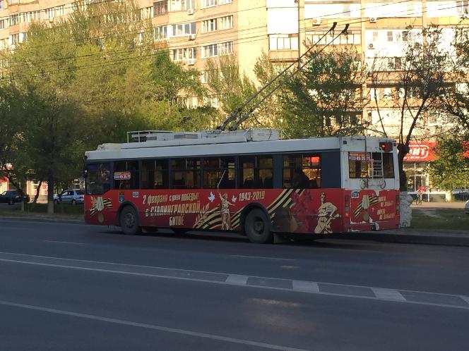 В центре Волгограда загорелся троллейбус