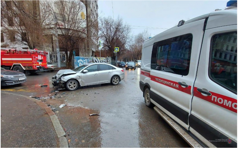 Неопытная волгоградка устроила ДТП: 3 человека в больнице