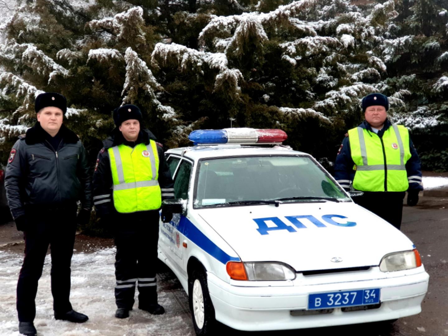 Краснодарские дальнобойщики поблагодарили волгоградских полицейских за помощь в критической ситуации