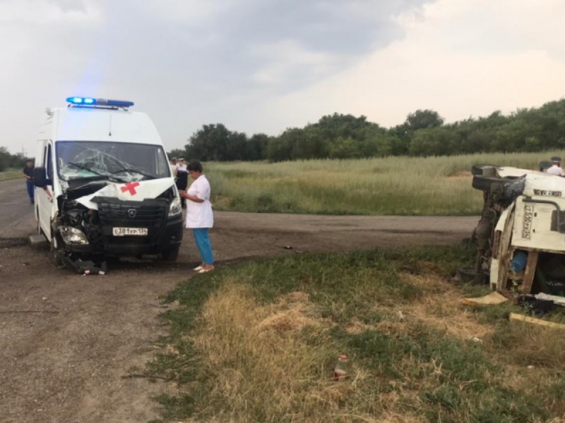 Пять человек пострадали в ДТП со скорой под Волгоградом
