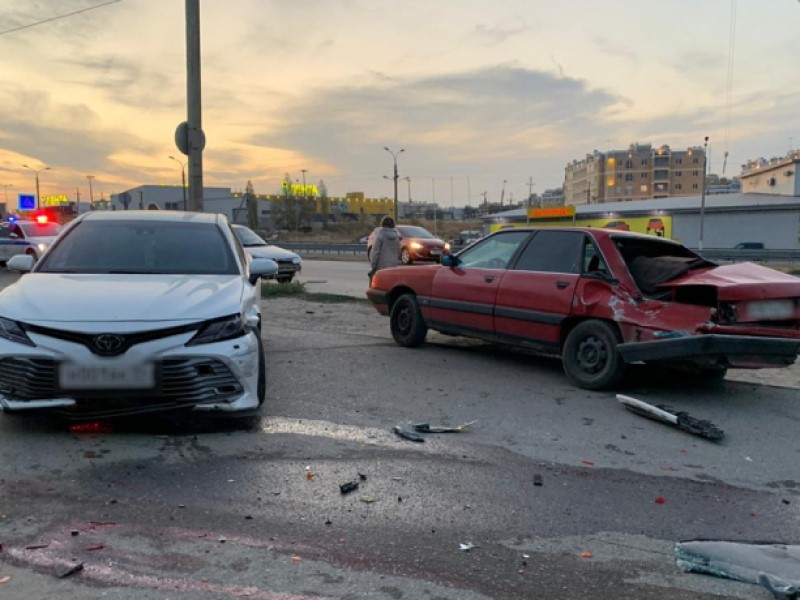 Случайная прохожая погибла в ДТП с тремя машинами на западе Волгограда
