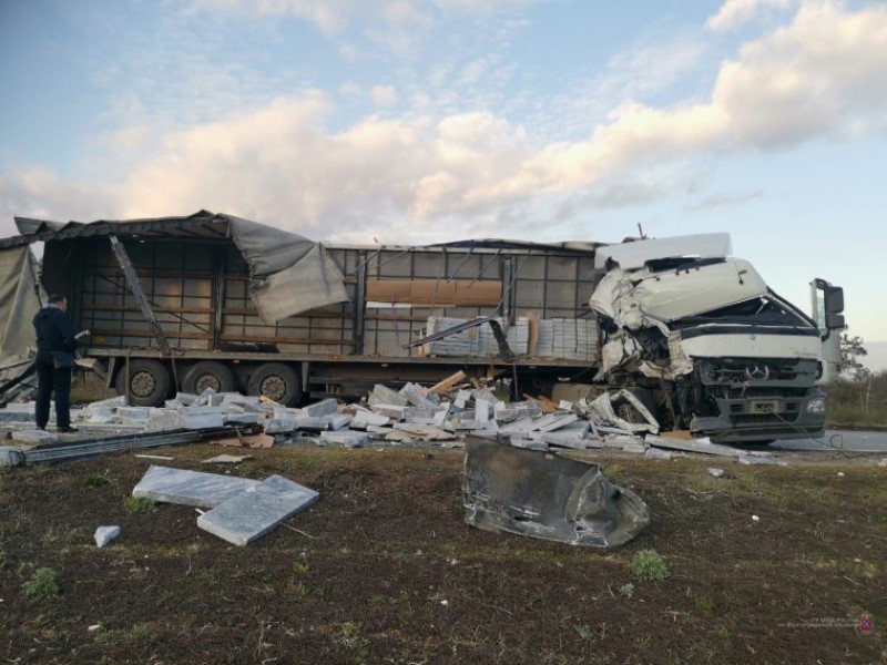 Двое погибли: водитель ВАЗа устроил аварию с двумя фурами под Камышином