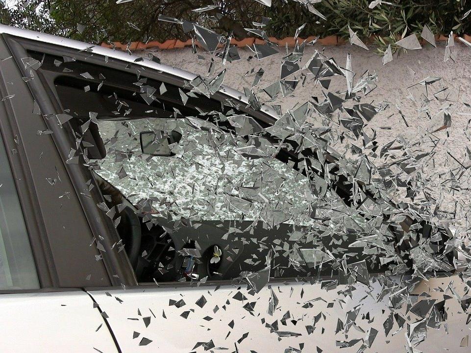 В результате ДТП в Волгоградской области водитель смог выбраться из своей «четырнадцатой» только при помощи сотрудников МЧС