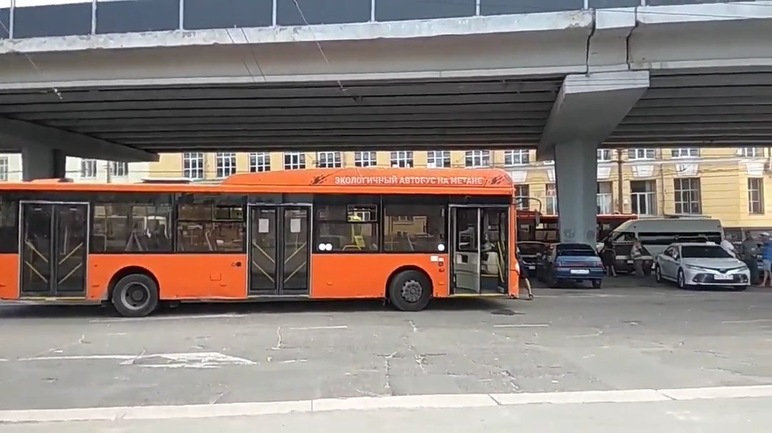 Ударилась головой: в Волгограде пенсионерка пострадала при падении в автобусе