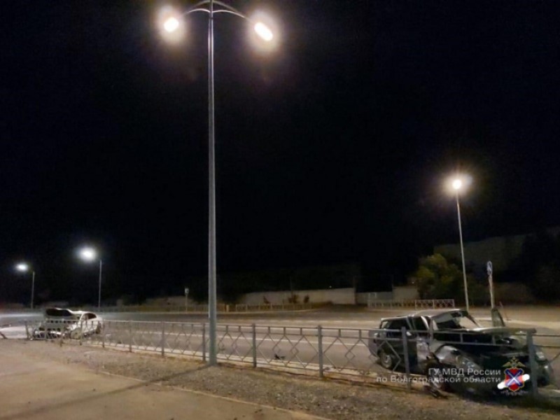 Priora и Passat одновременно врезались в ограждение шоссе Авиаторов в Волгограде