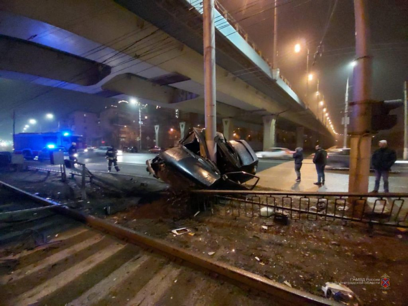 Авто намонатало на фонарь у ТРК «Еропа Сити Молл» в Волгограде