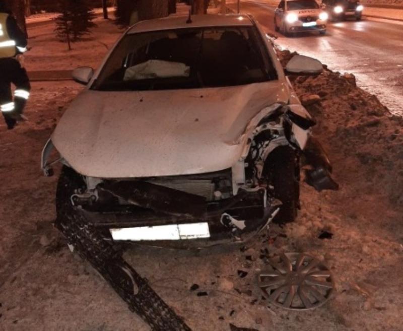 Пьяный водитель врезался в дерево в Волжском