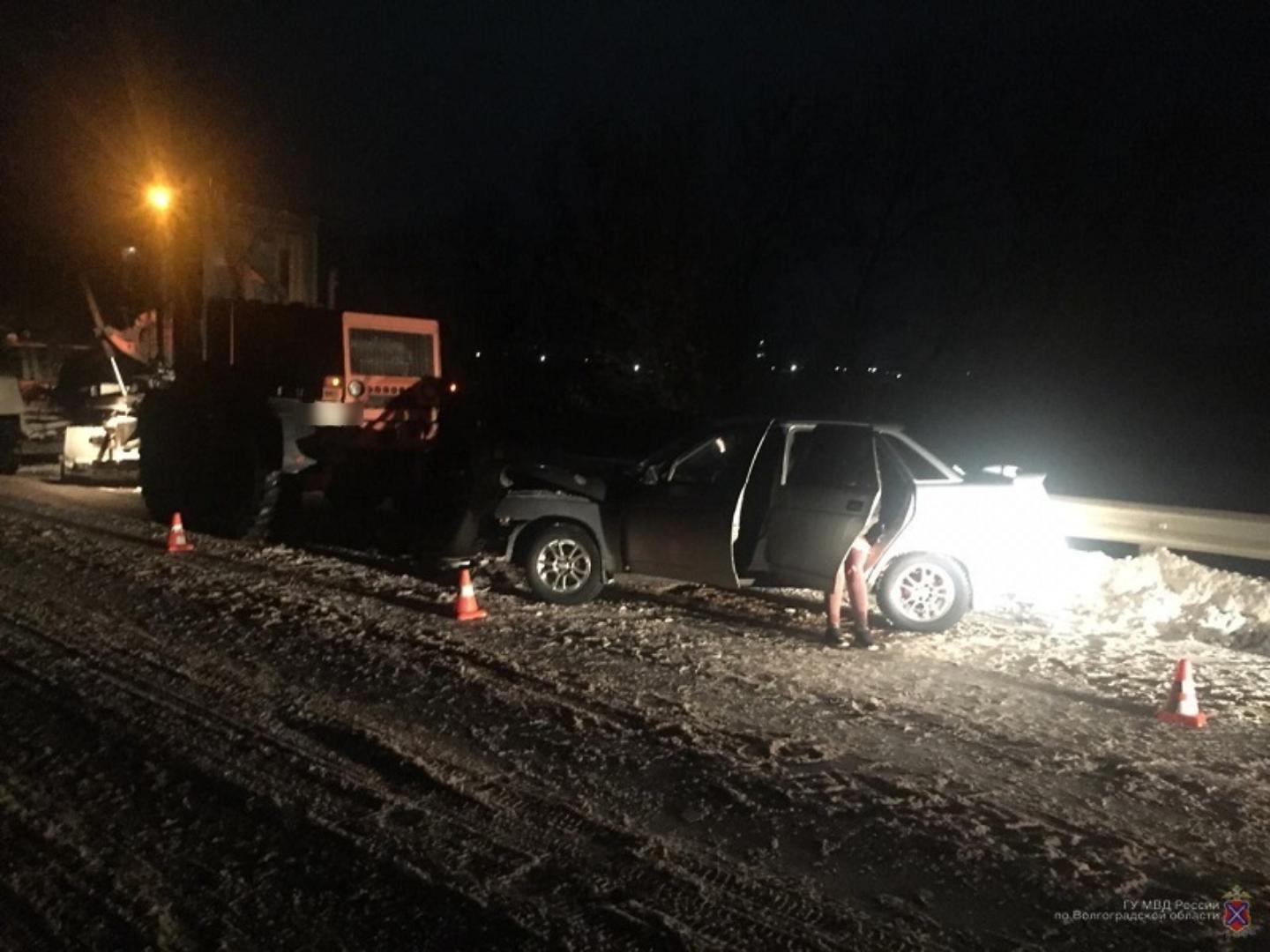 В Волгоградской области девушка на «десятке» врезалась в автогрейдер