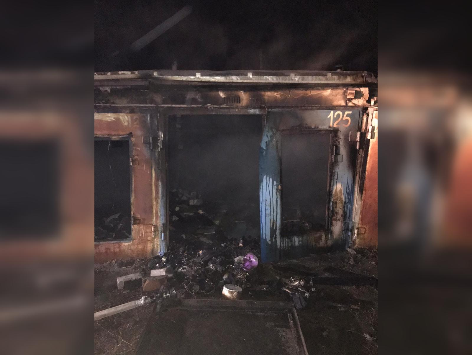 Причиной пожара в гаражах Волжского стал взрыв газового баллона