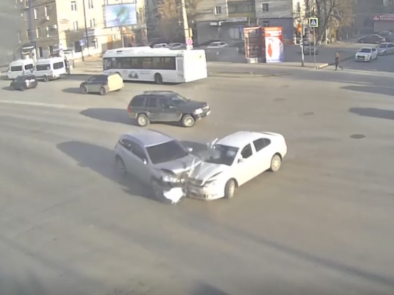 Иномарка снесла ограждение со знаком и вылетела на тротуар в Волгограде