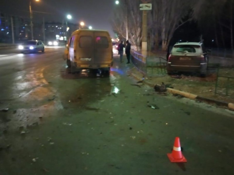 Маршрутка №6 с пассажирами протаранила BMW X3 в Волжском