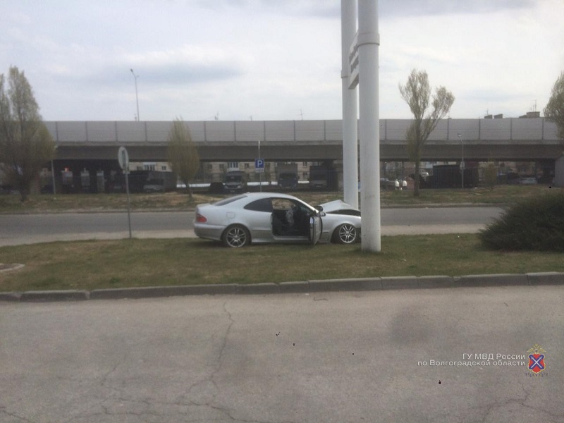 Волгоградец на Mercedes влетел в рекламный щит