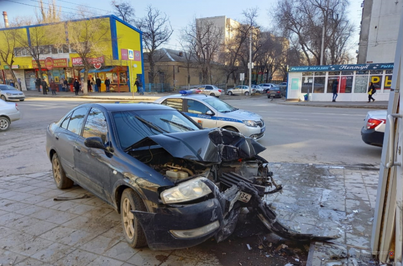 Появилось видео, где иномарка врезалась в киоск с шаурмой в Волгограде