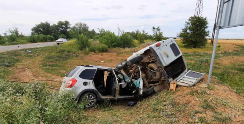 После столкновения «Лады» с УАЗиком погибла молодая женщина в Волгоградской области: дети в больнице