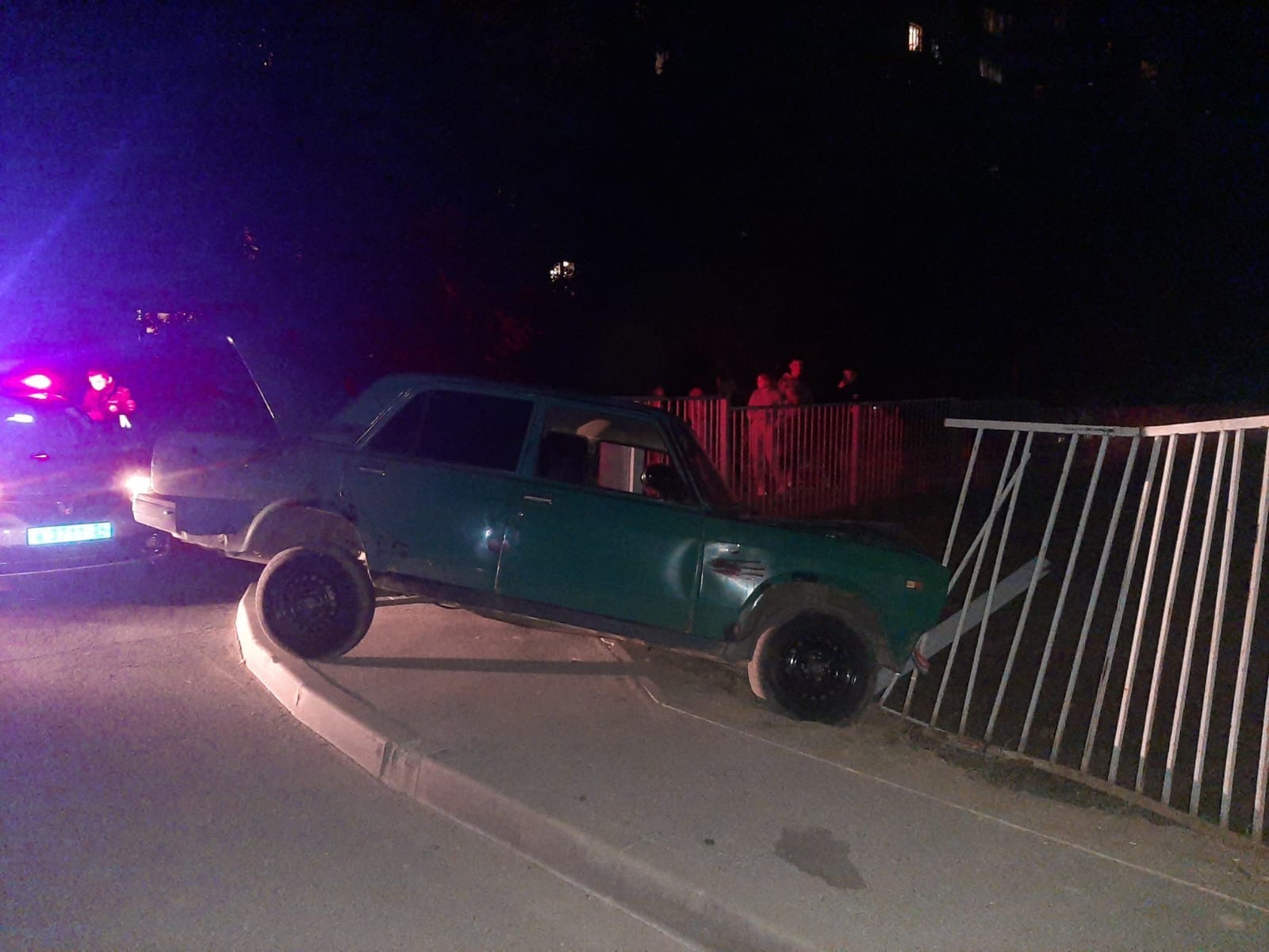 Подросток на «Жигули» протаранил ворота волгоградской гимназии и скрылся места ДТП 