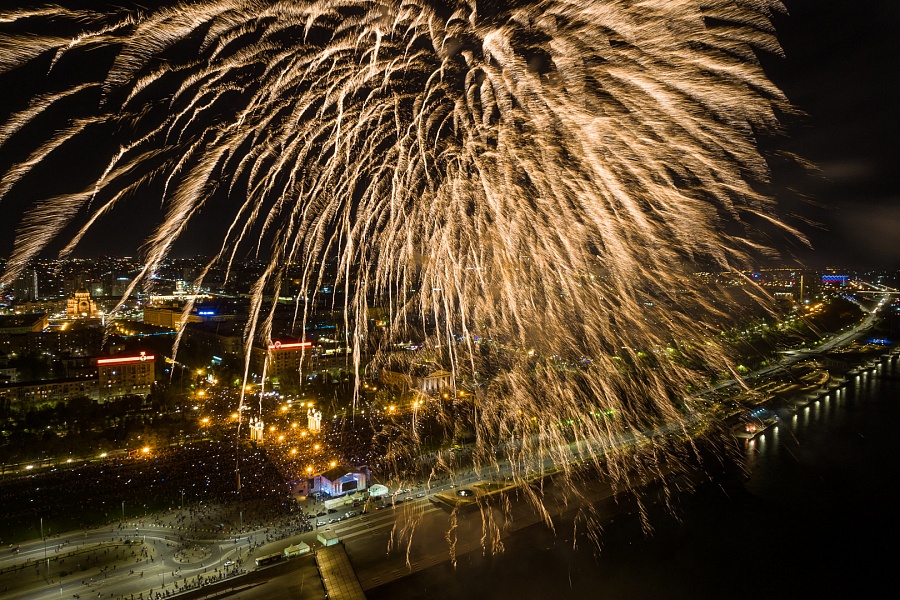 День Победы в Волгограде завершился невероятно красивым салютом