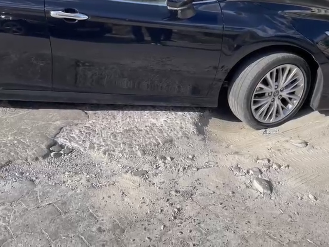 Машины с грохотом бьют пороги: дорога возле «Пирамиды» в Волгограде превратилась в ловушку