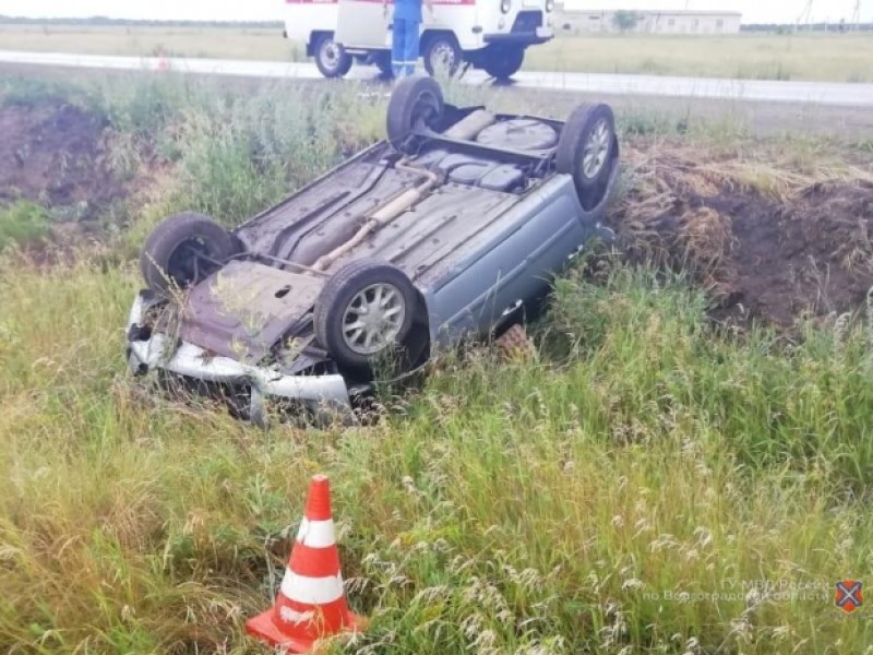 В больнице женщина и 12-летняя девочка: Lada Kalina перевернулась в Урюпинске