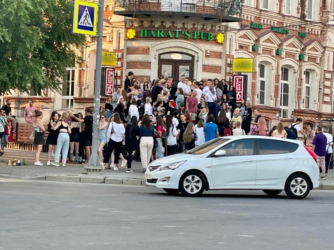 Все без масок: огромная толпа молодежи собралась у Harat’s pub в Волгограде 15 июля