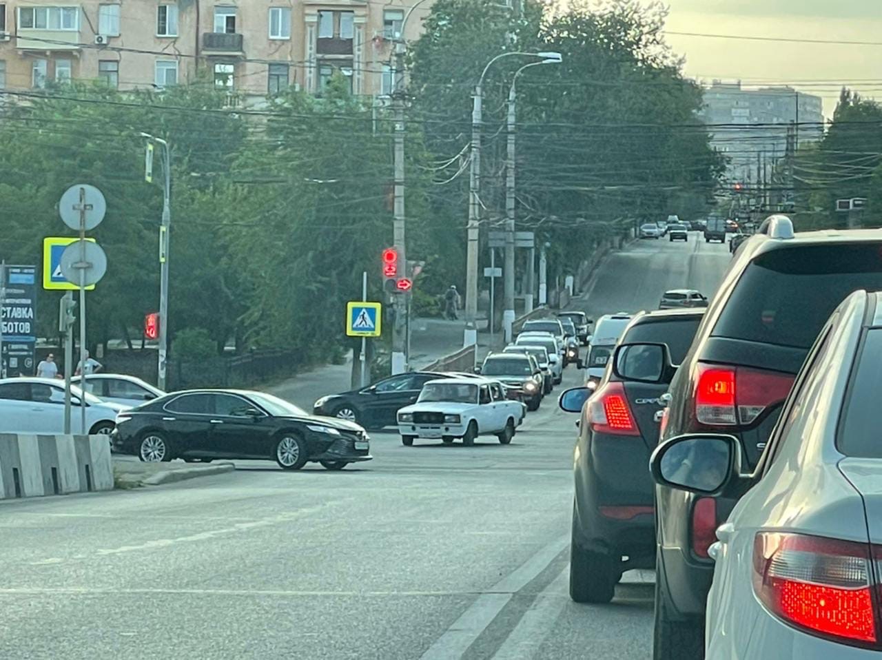 Авария парализовала движение на севере Волгограда