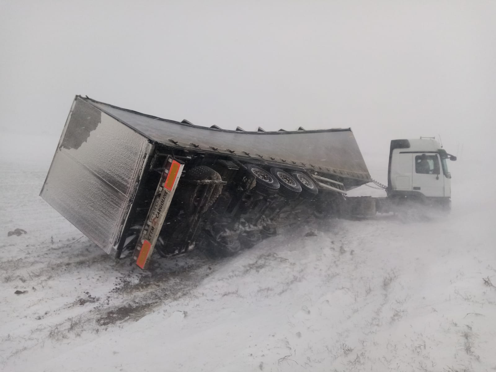 На трассе в Волгоградской области перевернулась фура