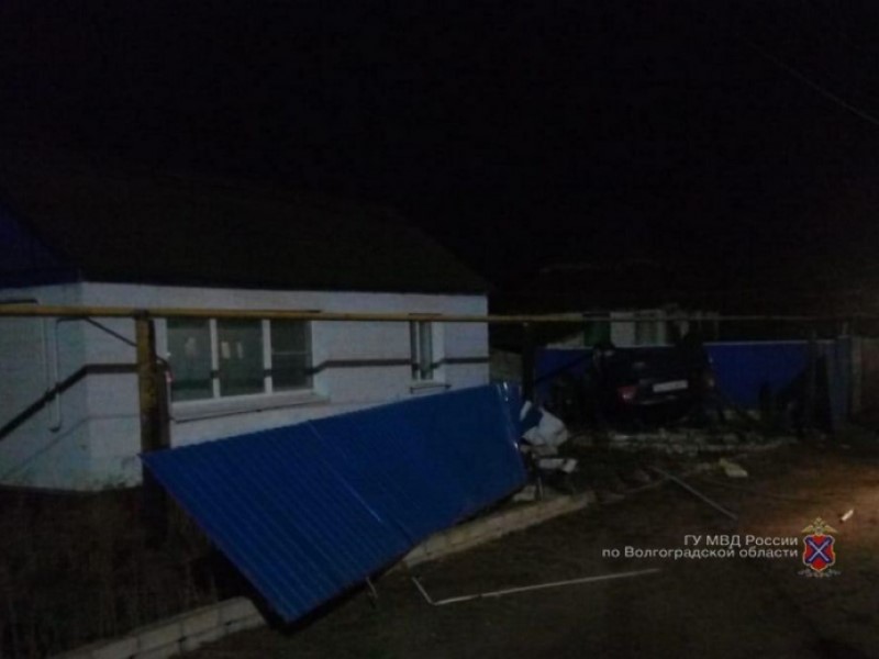 Двое 24-летних волгоградцев протаранили чужие заборы и попали в больницы