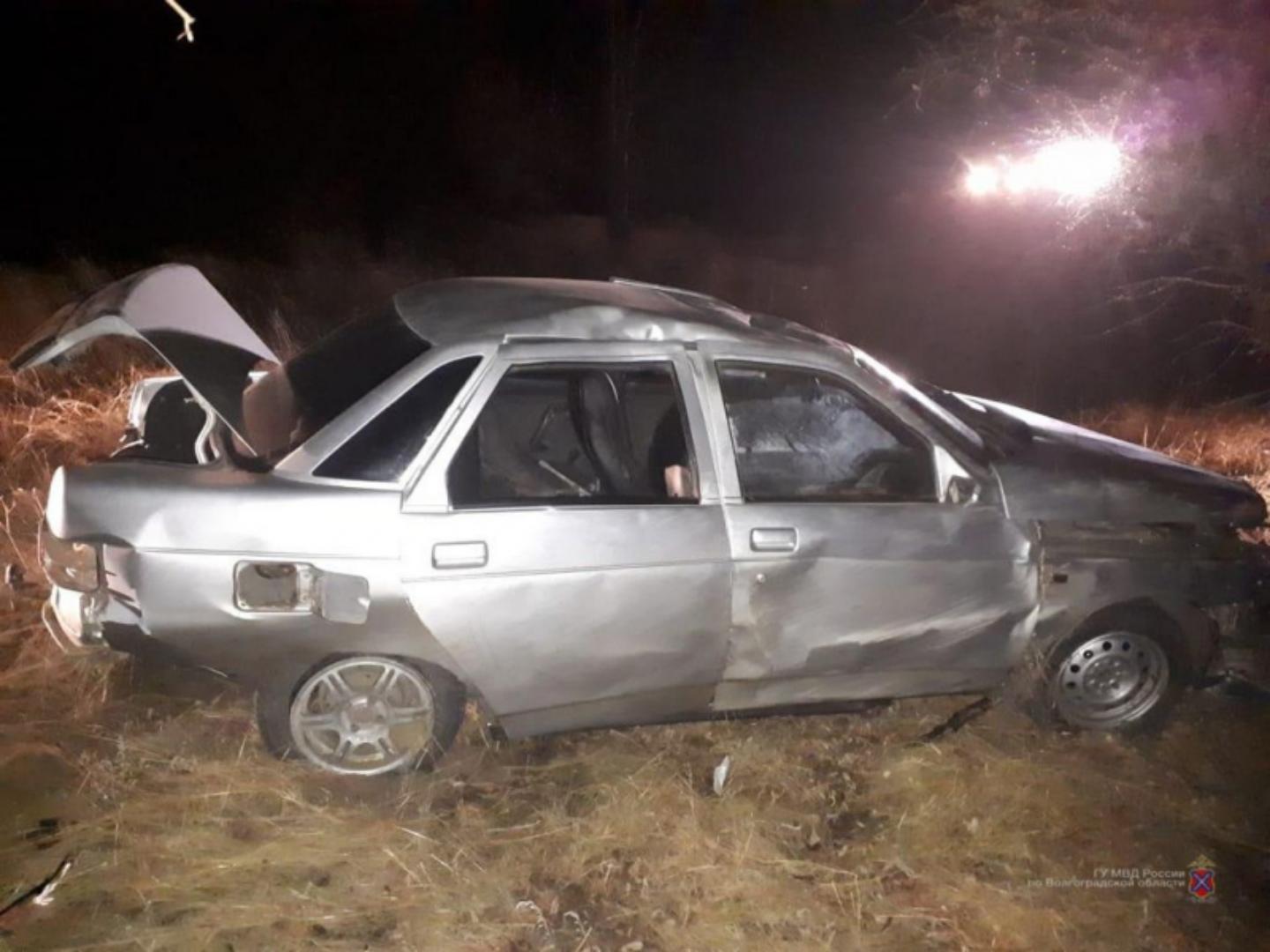 Под Волгоградом «десятка» с меленьким ребенком опрокинулась в кювет