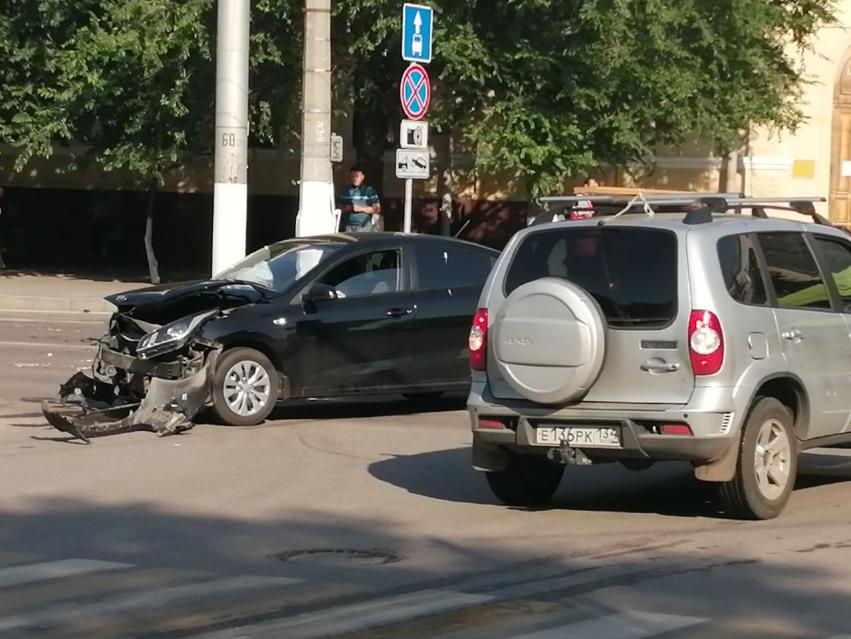 ДТП у стен областной администрации спровоцировало транспортный коллапс в Волгограде
