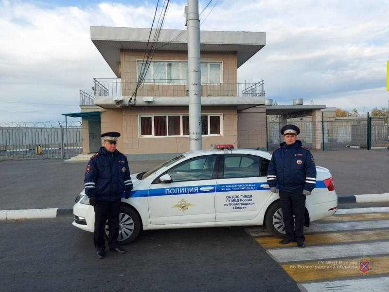 Полицейские не дали дальнобойщику замерзнуть на трассе в Волгоградской области
