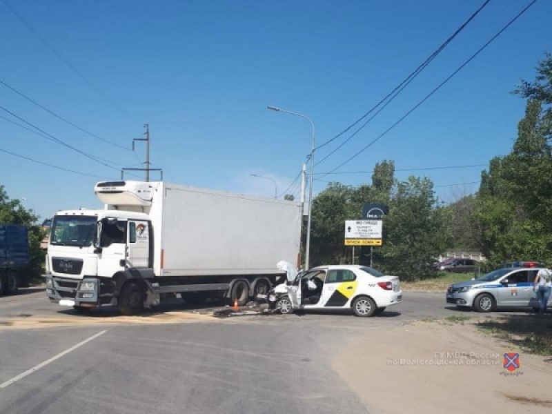 Водитель и пассажир «Яндек. Такси» попали в аварию с фурой в Волгограде