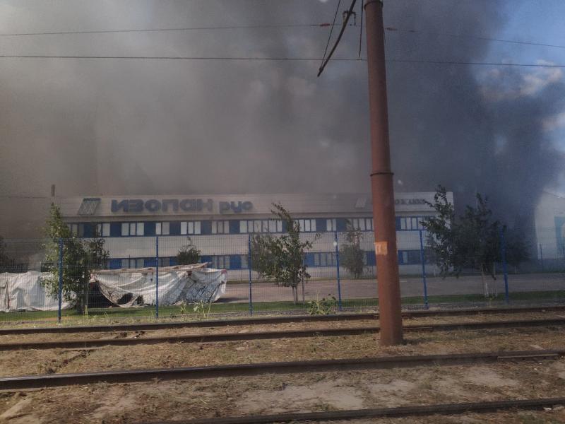 Был сильный хлопок: в Волжском вспыхнул склад строительных панелей