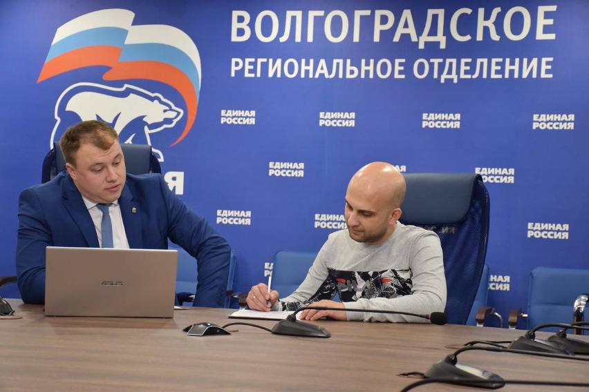 Странного вида мужчина  стал первым участником партийного праймериз «Единой России» в Волгограде