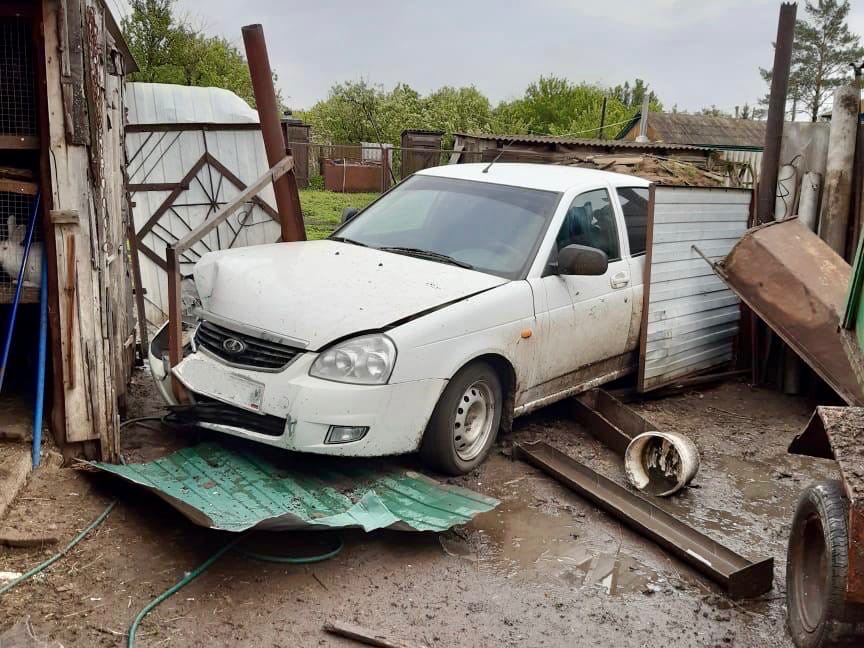 Волгоградец протаранил ворота сельского главы на авто и избил его
