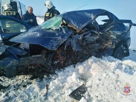 От машины ничего не осталось: страшное ДТП на трассе в Волгоградской области