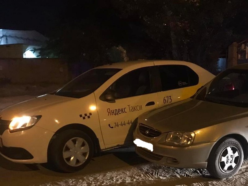 Таксист «догнал» попутную машину, отправив свою 24-летнюю пассажирку в больницу в Волгограде