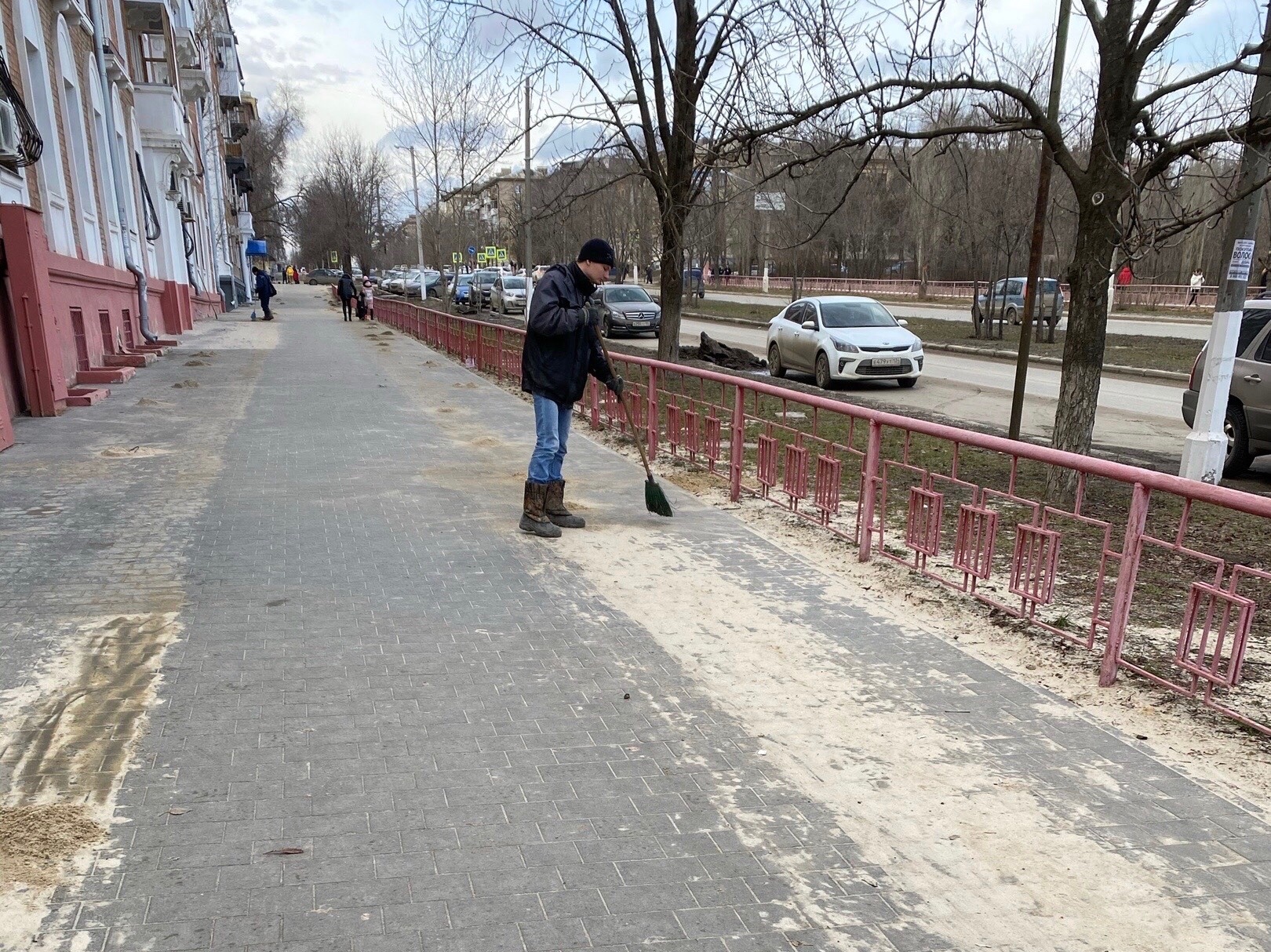 Проткнули шины: улицу в Волгограде завалили металлической стружкой